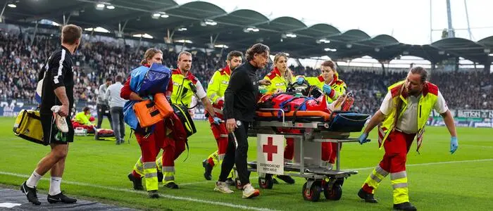 Daniil Khudyakov beim Abtransport aus dem Stadion in Liebenau