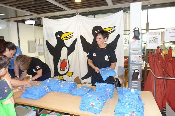 Bei der Ankunft im Hallenbad Eisenerz wurden alle Schwimmerinnen und Schwimmer mit T-Shirts des Österreichischen Jugendrotkreuzes ausgestattet.