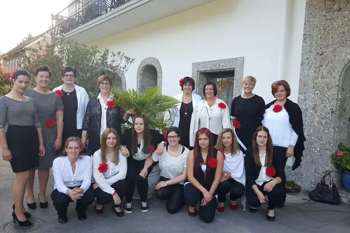 Der „Frauenchor Flattach“ ist deshalb entstanden, weil es an stimmlicher männlicher Unterstützung fehlte. Daher entschlossen sich 19 Frauen 2015 in Flattach einen Frauenchor zu gründen.„Unseren Chor zeichnet aus, dass sehr viel junge Leute teilnehmen und auch der Zusammenhalt in der Gruppe eine große Rolle spielt“, sagt Annalena Zlöbl. Chorleiterin Sabrina Huber tritt mit ihrem Frauenchor bei vielen Veranstaltungen, Messen aber auch Hochzeiten auf.„Unser Repertoire reicht von modernen Liedern bis hin zu traditionellem Kirchengesang“, sagt Zlöbl, die sich jetzt auf die Teilnahme beim großen „Chor des Jahres“-Wettbewerb freut.
