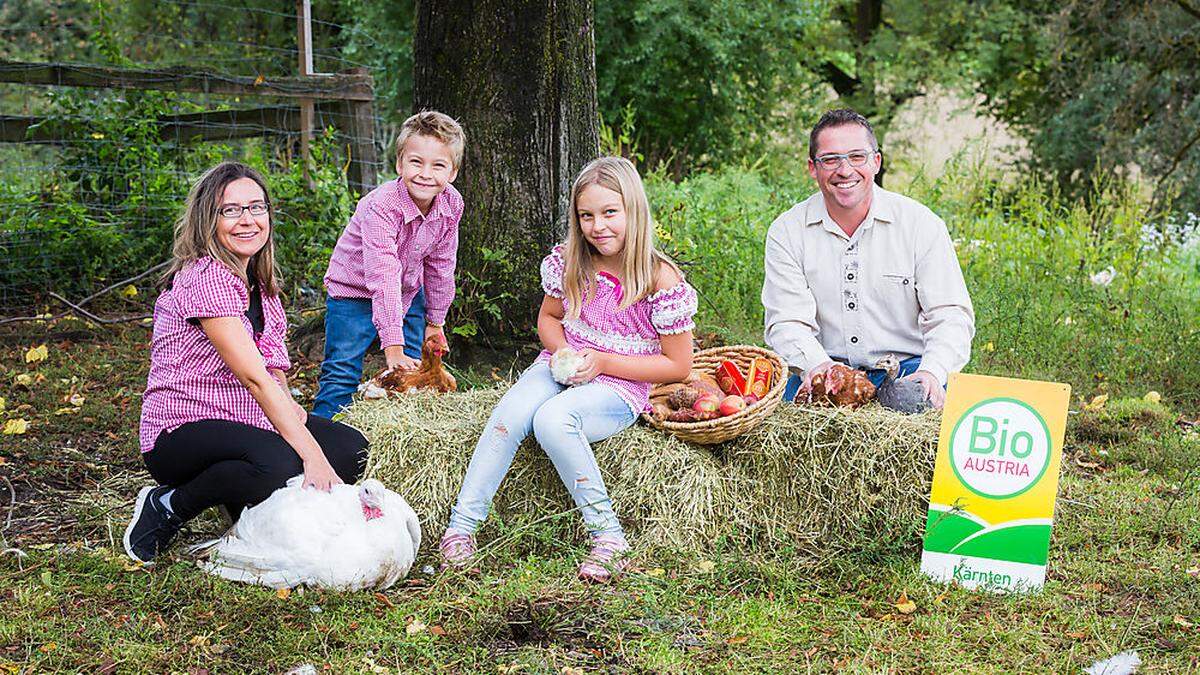 Alles in Bio. Karin und Walter Suschetz mit Perlhuhn, Laura und Florian mit Hendln und Truthahn	