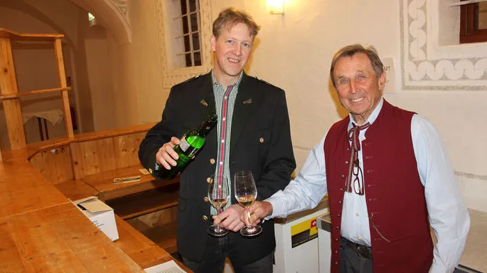 In Abwesenheit von Obmann Franz Seidl konnte Wolfgang Lang vom Vorstand der Römerweinstraße und Thomas Moser, zahlreiche Gäste, unter Ihnen den Bürgermeister von Grafendorf Johann Handler und Landtagsabgeordneten Hubert Lang, begrüßen.