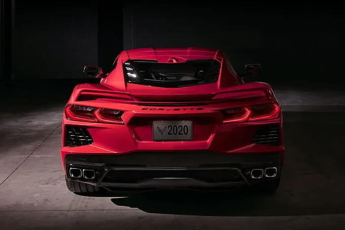Dass der Motor aus dem Vorderwagen hinter die Sitze gewandert ist, sieht man auch an den Proportionen des neuen 4,63 Meter langen Stingray.