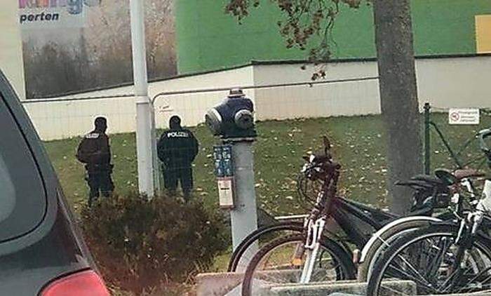 Polizisten vor einem der durchsuchten Gebäude in Graz