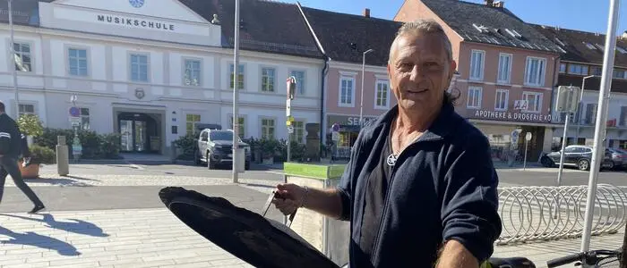 „Maronikönig“ Heli wirft seinen Maronibräter am Feldbacher Hauptplatz seit knapp einer Woche täglich zwischen 9 und 17 Uhr wieder an