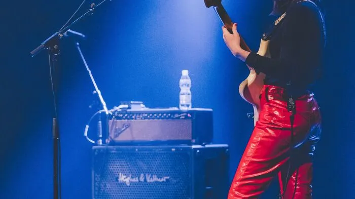 Nastasja Ronck ist bei den "Clementines" an der Gitarre.