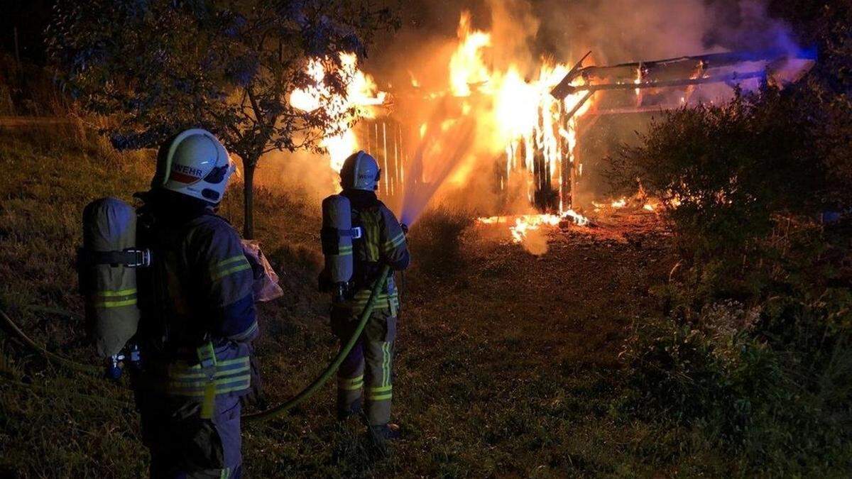 Die Berufsfeuerwehr Graz löschte eine brennende Gartenhütte in Graz-Straßgang