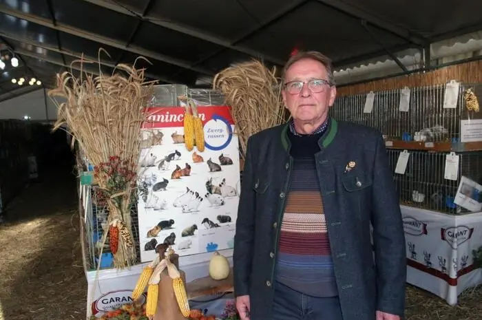 Am Fritz-Kosir-Platz beim Schaufelradbagger stellten im großen Zelt „etwa 150 Aussteller aus ganz Österreich rund 1500 Kleintiere aller Art aus“, vermeldete voller Stolz der Veranstalter und Präsident der Steirischen Kleintierzüchter, Emmerich Ruess.