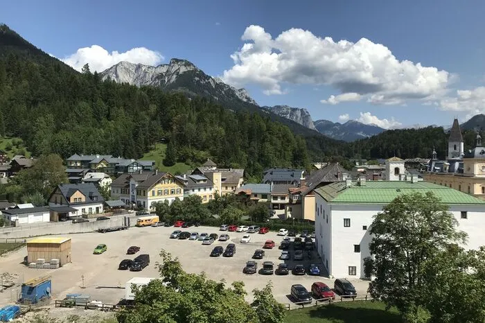 Jene Gruppe, die schon beim Sommersbergsee für Wirbel sorgte, ist neuer Eigentümer eines großen, zentralen Parkplatzes in Bad Aussee. Ab sofort darf dort nur fahren, wer sich per SMS oder Whatsapp anmeldet.
