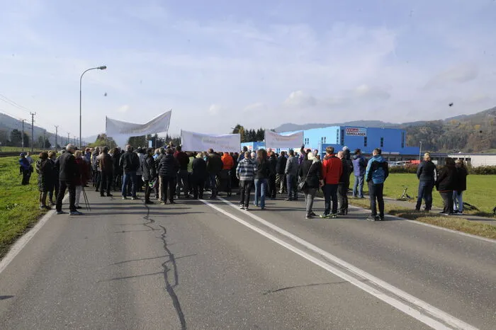 Der Verkehr wurde für die Zeit der Straßensperre großräumig umgeleitet.