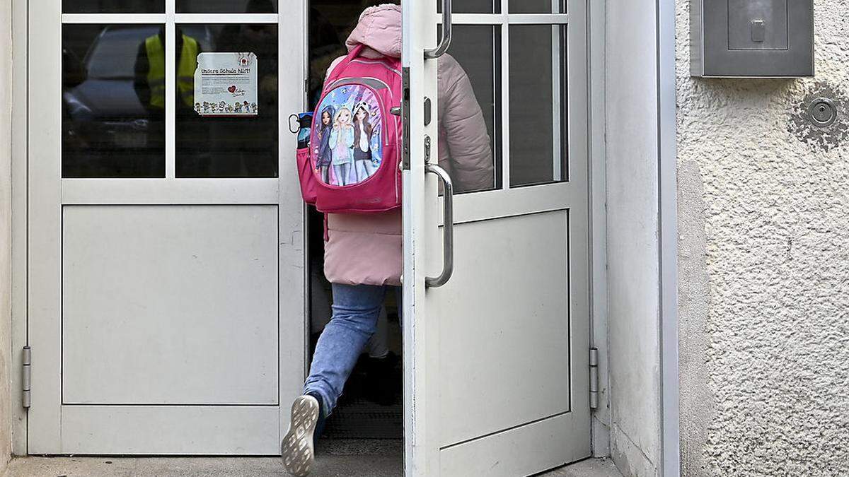 Ab sofort gibt es einen Saisonhort in der Volksschule, die Emilia besucht - ihre Betreuung wird daher vom Land finanziert