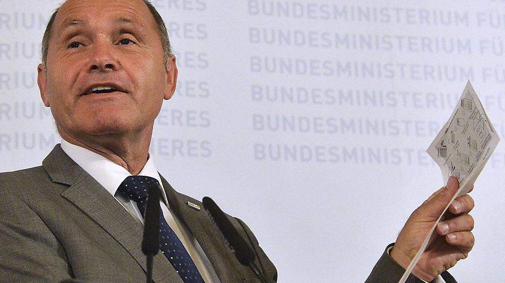Innenminister Wolfgang Sobotka bei der Pressekonferenz im September 2015, als er die Verschiebung der Stichwahl ankündigen musste