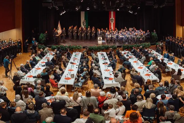 Sie wurden am Dienstag im Live Congress Leoben feierlich vor zahlreichen Angehörigen und Ehrengästen, darunter Innenminister Gerhard Karner, Landeshauptmann Mario Kunasek und Landespolizeidirektor Gerald Ortner, angelobt.
