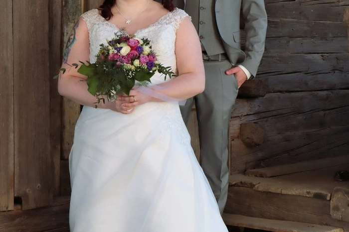 Auf nicht alltäglichem Weg lernten sich die Sinabelkirchnerin Sabrina Pallier und der Lemsitzer Christian Knopper im März 2019 kennen – nämlich im Internet. Zum Geburtstag der Braut gab es dann den Heiratsantrag und exakt drei Jahre später – nachdem sie bereits vor einem Jahr zu ihrem Verlobten gezogen war – läuteten die Hochzeitsglocken im Schilcherort St. Sefan/Stainz. Getafelt wurde beim Restaurant „HerrgottHö“.