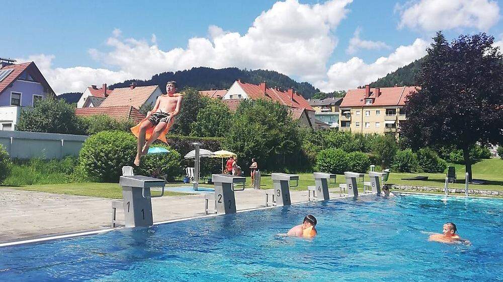 Den 27. Juli nutzten nicht nur junge Besucher für einen Sprung ins kühle Nass des Fohnsdorfer Freibads