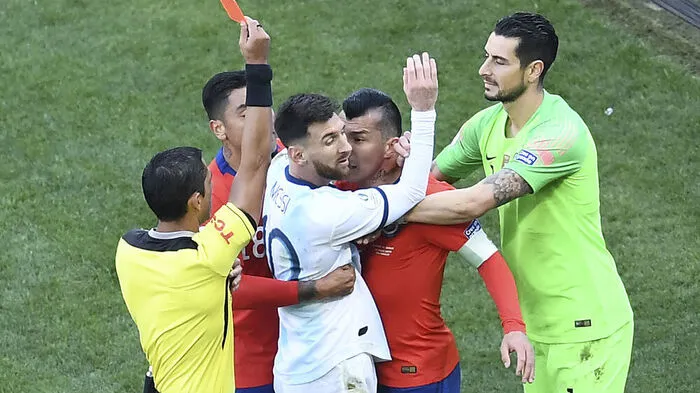 Messi (in weiß) sah Rot