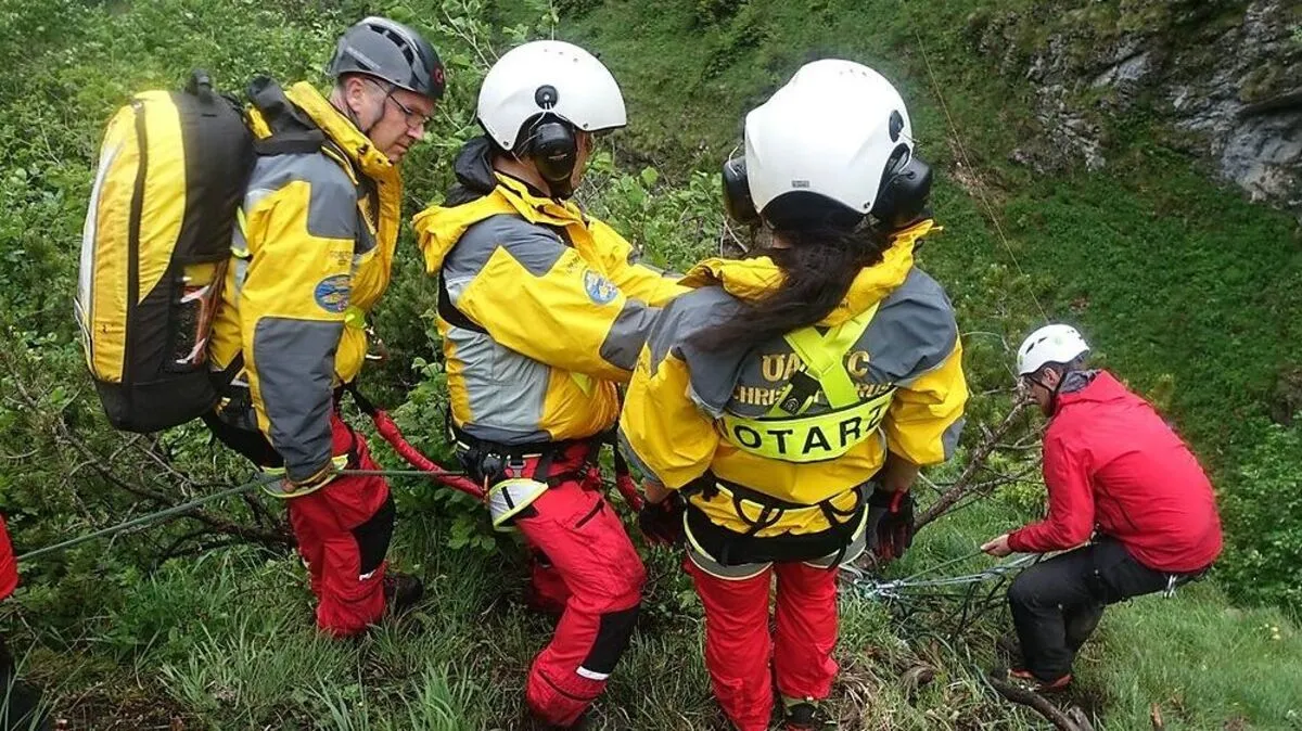 In einem Großeinsatz gelang es Bergrettern, Alpinpolizisten und Notärzten zum Unglücksort vorzudringen. Das Gelände musste von  Bergrettung und Alpinpolizei mit Seilen gesichert werden