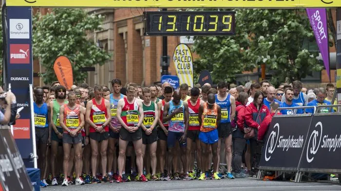 Sechs Tage nach dem Selbstmordanschlag auf ein von vielen jungen Leuten besuchtes Konzert versammelten sich am Sonntag mehr als 30.000 Läufer in der englischen Stadt zu einem Halbmarathon.