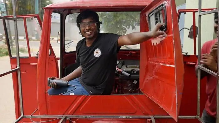 Der Mann hinter der Idee heißt Naveen Rabelli. Der 35-Jährige beschäftigt sich seit 2012 mit dem Projekt. Die Idee dazu kam dem Ingenieur in seiner Heimatstadt Bangalore, als er wieder einmal im Stau stand.