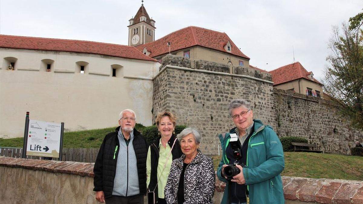 Hannes Singer mit Burgherrin Liechtenstein sowie Elisabeth und Norbert Rungaldier