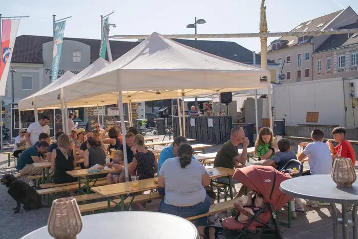  Das hervorragende Wetter und die musikalische Untermalung luden ein, durchaus länger am Hauptplatz zu verweilen.