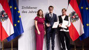 Johannes Jünnemann und Paul Mitterdorfer mit Jugendstaatssekretärin Claudia Plakolm