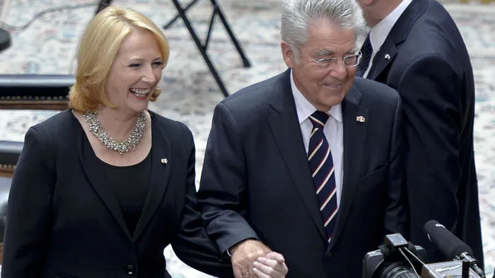 Der Verfassungsgerichtshof lässt auf Antrag der FPÖ die Stichwahl vom 22. Mai aufheben und wiederholen - Österreich ist deshalb seit 8. Juli ohne Bundespräsident. Hier am Bild das frühere Staatsoberhaupt Heinz Fischer und Nationalratspräsidentin Doris Bures, die die Agenden des höchsten Amts im Staat mitübernahm.