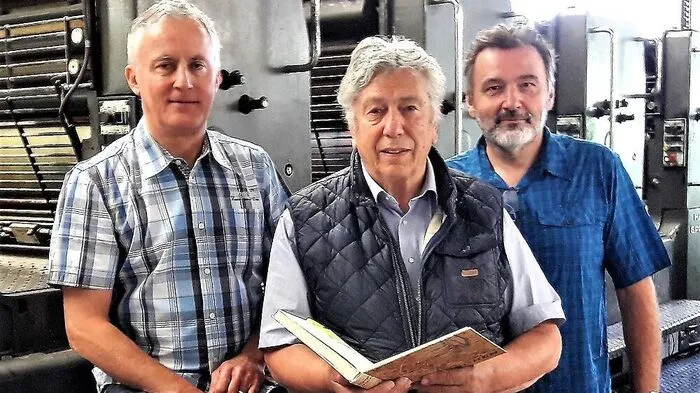 Wulfeniadruck-Firmenchef Anton Gaugeler, Putzinger und Erbler (von links) in der Druckerei
