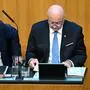 Die Bundesregierung – im Bild Vizekanzler Andreas Babler (SPÖ) und Bundeskanzler Christian Stocker – verteidigt ihre Budgetpläne