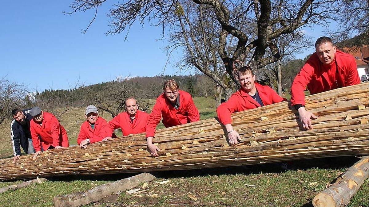 300 Keile werden in das 18 Meter hohe Kreuz getrieben, damit die Fackel auch gut brennt. Seit 70 Jahren übt der Böllerschützenverein diesen Brauch aus 