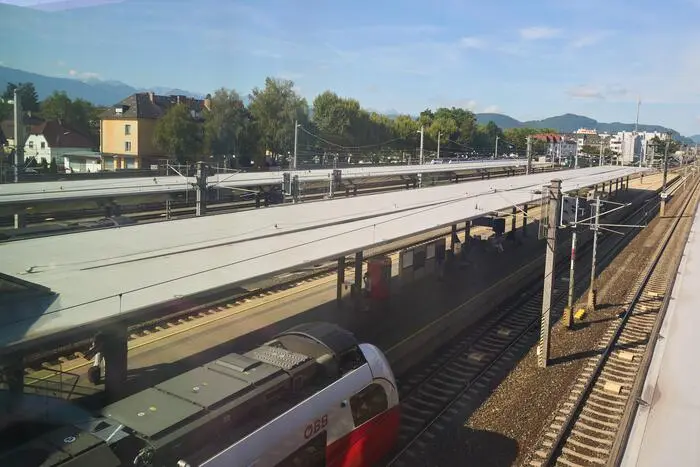 Der Blick über die Gleise des Hauptbahnhofs nach St. Ruprecht: Nur wenige Meter trennen den Stadtteil vom Zentrum – und doch wirkt das Gleisfeld wie eine imaginäre Grenze zwischen zwei unterschiedlichen Wahrnehmungen Klagenfurts