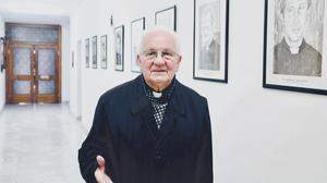 Altbischof Franjo Komarica vor den Porträts der ermordeten Priester und Ordensleute