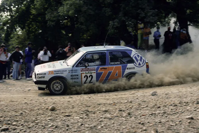 In den goldenen Zeiten des Rallyesports sah die Hackordnung im VW-Konzern folgendermaßen aus: Audi als technologische Speerspitze durfte sich in der Königsliga Gruppe B profilieren und VW als braver Massenhersteller wuselte mit dem damals neuen GTI 16V eifrig in der wesentlich seriennaheren Gruppe A durch die Wälder – und das sogar äußerst erfolgreich. Kenneth Eriksson gelang es mit seinem deutschen Beifahrer Peter Diekmann, die Weltmeisterschaft zu gewinnen. Eine beachtliche Leistung, da das Budget des Teams aus Hannover im Vergleich zu den Kollegen aus dem bayerischen Ingolstadt fast schon bemitleidenswert klein war. So lag es dafür umso mehr am Feuereifer der Beteiligten, die diesen Titel ermöglichten. Eriksson und Diekmann reparierten defekte Antriebswellen in Afrika selber und retteten auf diese Art den Golf nicht nur einmal ins Ziel. Ihr Erfolg sollte aber keine Fortsetzung finden. 1987 wurde die Gruppe B verboten, alle Hersteller, die dort aktiv waren, drängten sich mit ihren Allradturbogeräten nun in die Gruppe A. Und der frontgetriebene GTI mit Saugmotor war schlagartig chancenlos.