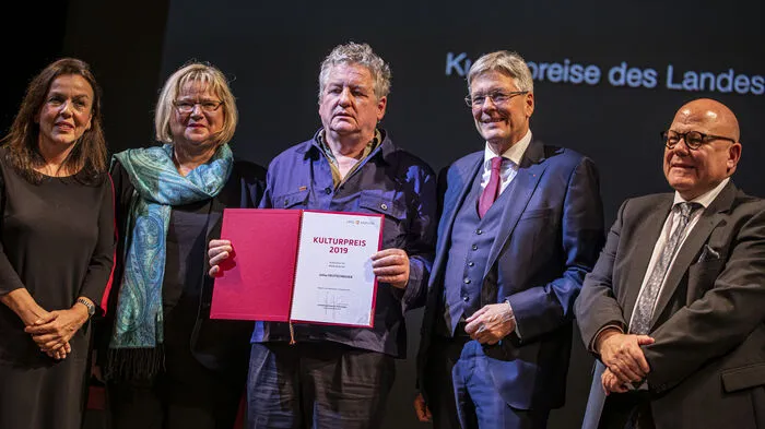 Im Stadttheater Klagenfurt wurden am Freitagabend die Kärnter Kulturpreise vergeben. Der Hauptpreis ging an den Plakatkünstler Julius Deutschbauer, Begründer der "Bibliothek ungelesener Bücher"