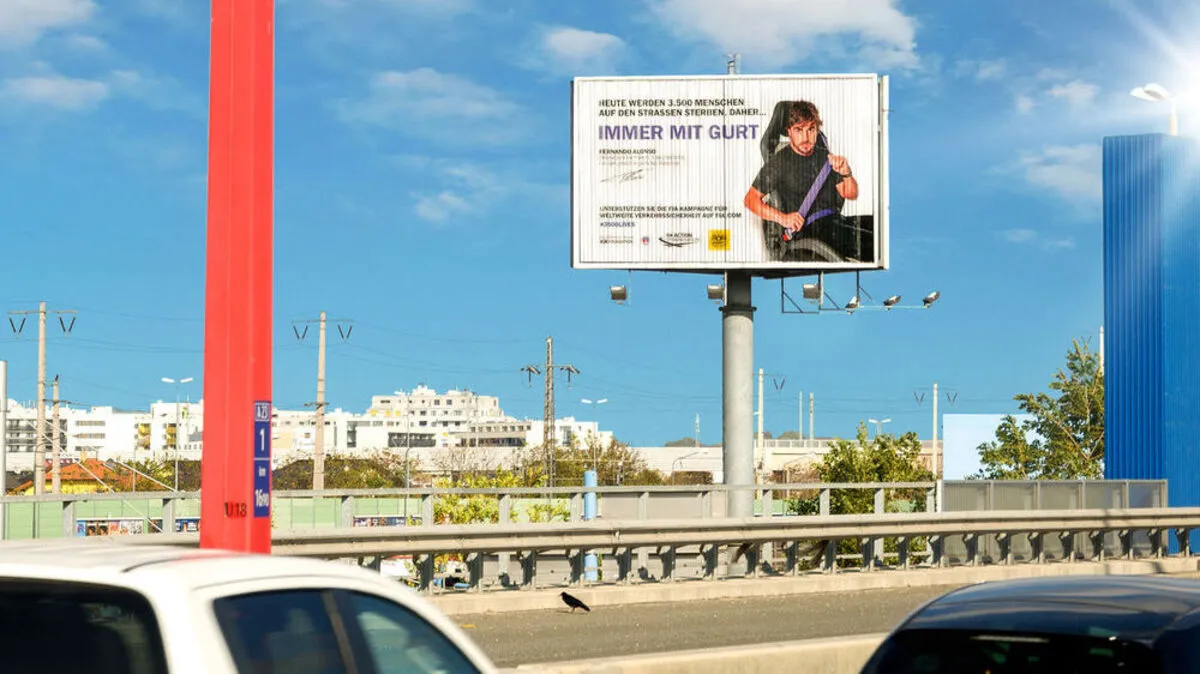 Rennfahrer Fernando Alonso wirbt fürs Angurten