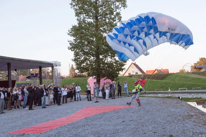 ... landete vor dem Pavillon und überbrachte einen versperrten Wertkoffer.