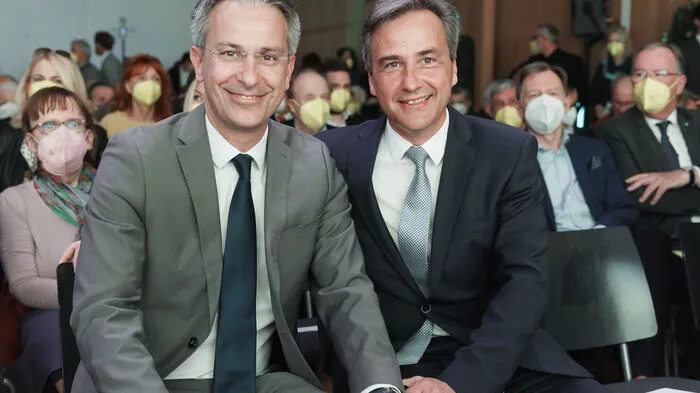 "Der Sigi ist furt, es lebe der Kurt" - Siegfried Nagl gibt die Staffette als Grazer ÖVP-Chef an Kurt Hohensinner weiter.