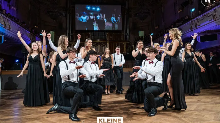 Im Grazer Congress veranstalteten die Schüler des BG/BRG Kirchengasse ihren Maturaball. Zur Mitternachtseinlage wurde den Ballgästen ein tänzerisches Gustostückerl geboten. Das herrliche Ambiente lud zum Verweilen ein.