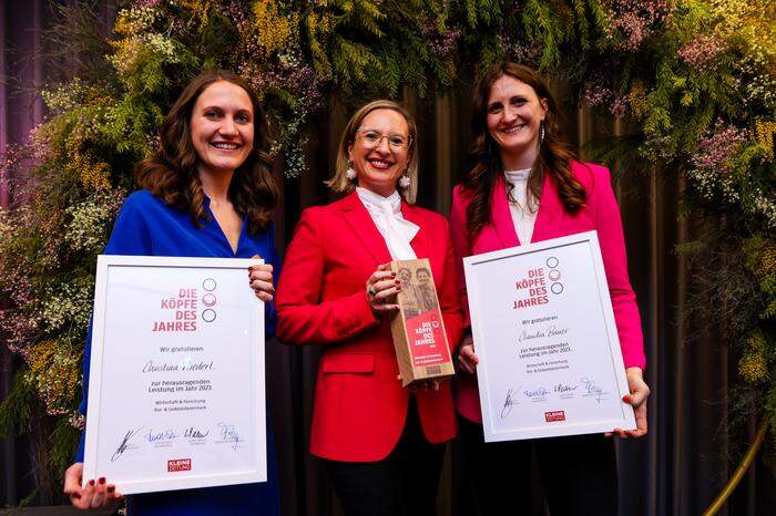 Christina Niederl und Claudia Bauer freuen sich über die Auszeichnung als „Köpfe des Jahres 2023“ in der Kategorie Wirtschaft und Forschung