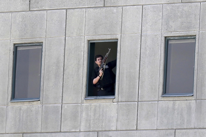 Nachdem bereits eine Frau am Mausoleum von Ayatollah Khomeini und einer der bewaffneten Angreifer im Parlament einen Sprengstoffgürtel gezündet hatten, habe sich ein "zweiter Terrorist" beim Grabmal in die Luft gesprengt, meldete das iranische Staatsfernsehen Irib am Mittwoch.