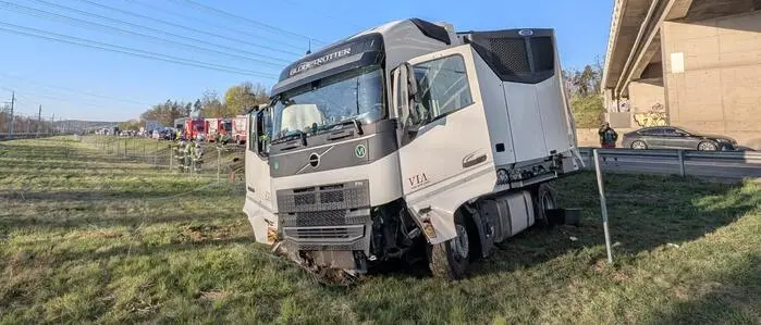 Die Treibstofftanks des Lkw wurden von den scharfen Leitschienen beschädigt