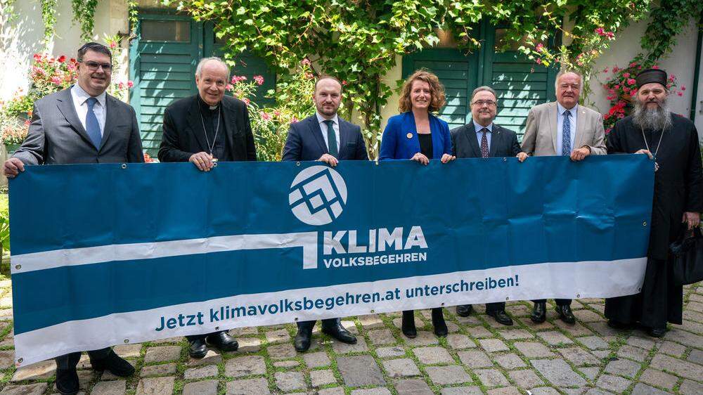 Die Vertreter von Österreichs Glaubensgemeinschaften rufen zum Unterschreiben auf (im Bild mit Katharina Rogenhofer, Sprecherin des Volksbegehrens)