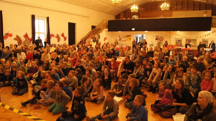 Der Kinderbuchautor Ingo Siegner las am Freitag beim Lesefest im Grabher-Haus Fürstenfeld.