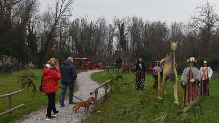 Eine der größten Krippen Europas steht in Friaul im Örtchen Corgnolo, das rund 15 Kilometer vor Marano Lagunare zwischen Lignano und Grado liegt. In der "Little Betlehem" genannten Krippenwelt stellen rund 300 Figuren Alltagsszenen nach. Zwischendrin leben Esel, Schafe, Ziegen, Vögel und Hasen ohne Angst vor den Hundertschaften an Besuchern, die an manchen Tagen zu Spitzenzeiten vorbei kommen. Das vom örtlichen Dorfbelebungsverein betriebene 15.000 Quadratmeter fassende "Klein Betlehem" ist bis 15. Jänner täglich vom frühen Vormittag bis 20.30 Uhr bei freiem Eintritt (Spende erbeten) geöffnet.