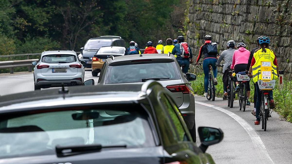 Auf diesen schmalen Streifen müssen Radfahrer in der Lieserschlucht ausweichen