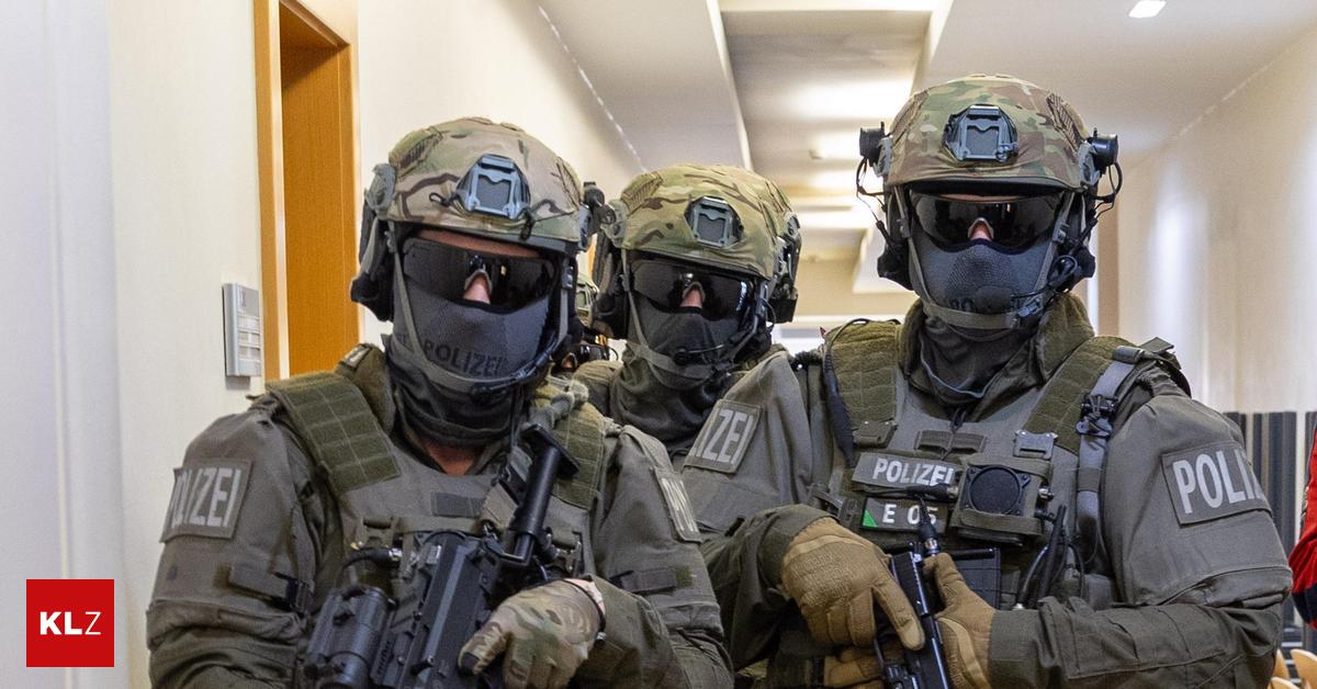 Explosionsgefahr-Cobra-bei-Werkstattbrand-in-Stallhofen-vor-Ort