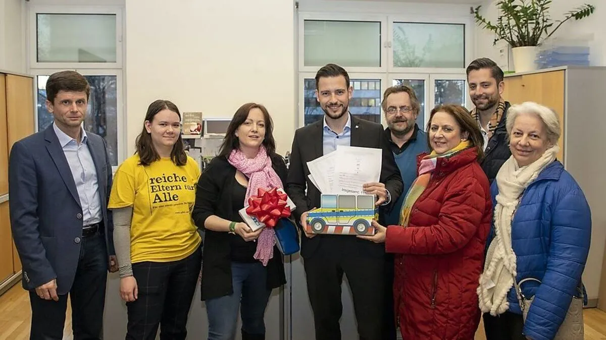 Landesrat Sebastian Schuschnig nahm die Unterschriften entgegen.