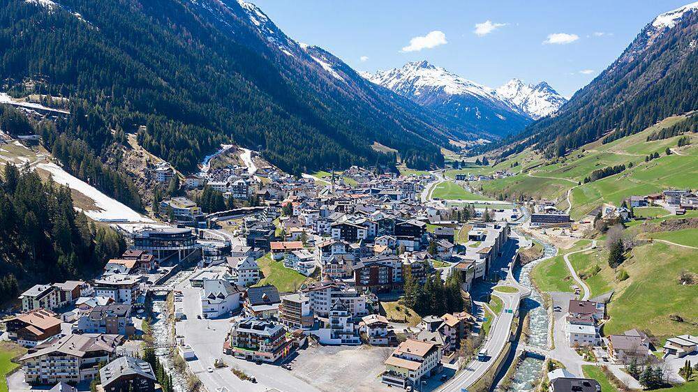 Die Expertenkommission zur Untersuchung des Corona-Krisenmanagements Tirols in Sachen Ischgl und Co. wird am 12. Oktober im Rahmen einer Pressekonferenz in Innsbruck einen Zwischenbericht präsentierten.