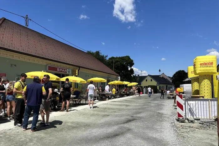 Die Antenne Steiermark veranstaltete daher am 31. Mai ihre Pop-up Radioshow inklusive Livemoderation, kombiniert mit einem spannenden Gewinnspiel, einem unterhaltsamen Rahmenprogramm und mitreißenden On Air-Spielen direkt vor dem Spar-Markt Wilfinger. 
