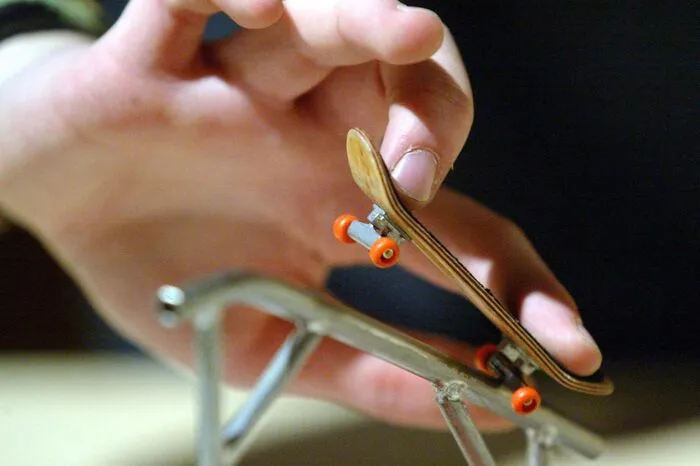 Der Trend erinnert ein wenig an die Fingerboards, die vor einigen Jahren so beliebt waren. Die Mini-Skateboards rollten über jeden Tisch und waren in fast jeder Schultasche fix dabei. Das Spielzeug gibt es anscheinend schon seit den 1970er Jahren, wurde aber erst in den 1990er Jahren in großer Stückzahl hergestellt und so richtig zum Trend.