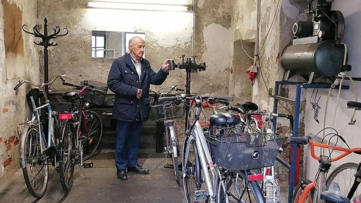 Werner Kunster in seiner Hinterhof-Werkstatt: In den unbeheizten Räumen in der Grazer Mondscheingasse verbrachte er den Großteil seiner 62 Arbeitsjahre